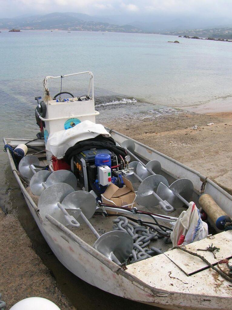 Transport des ellipses et de la machine de vissage dans une barge équivalent au bloc de béton de 4T